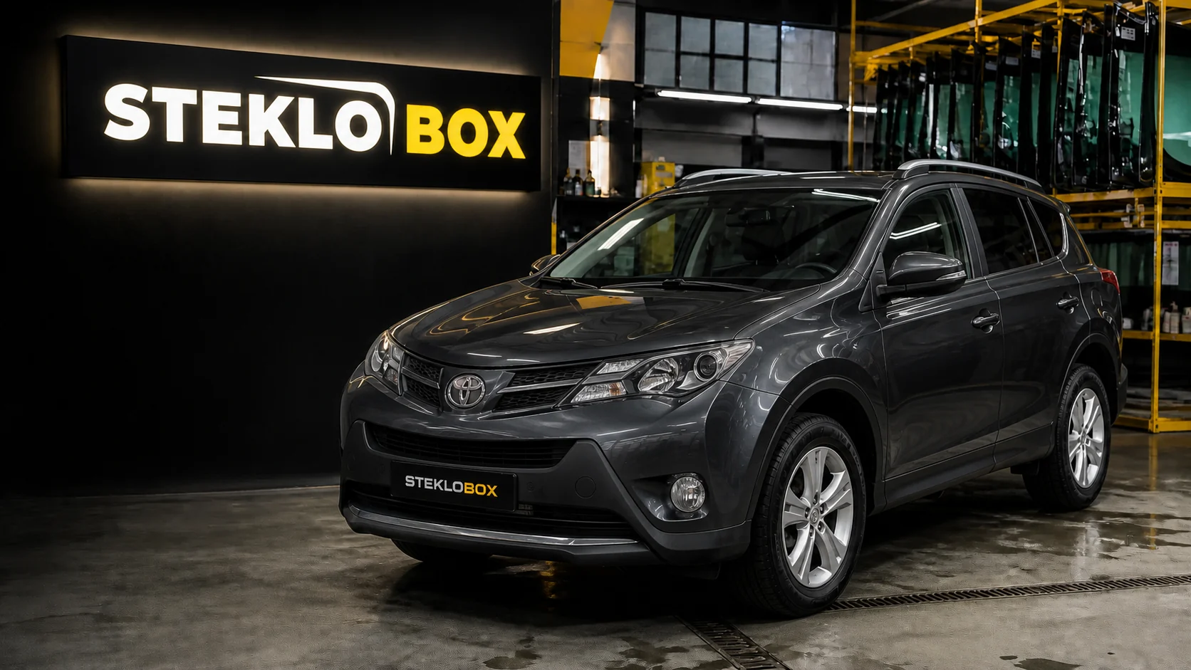 Toyota RAV4 XA40 в установочном центре STEKLOBOX