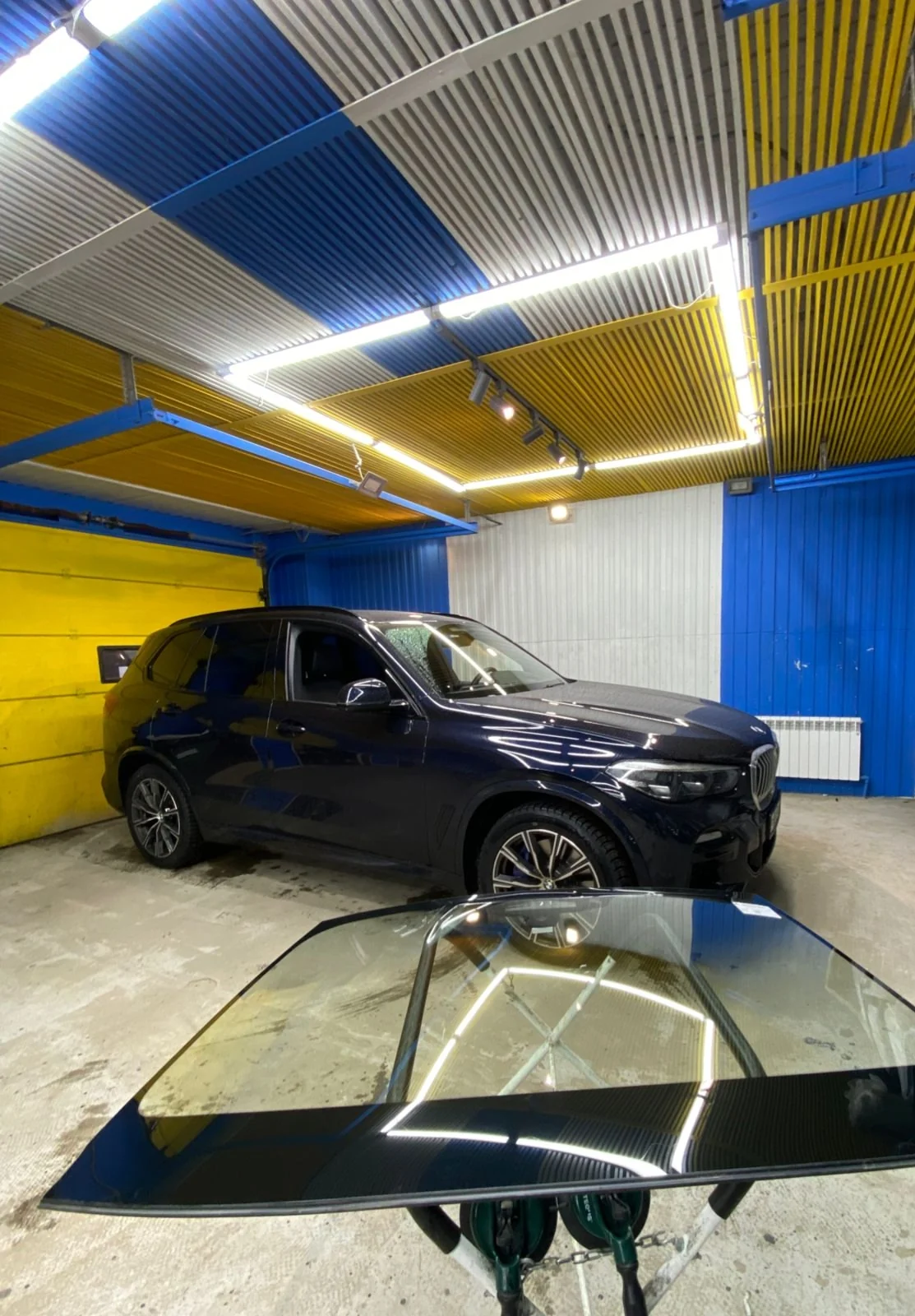 BMW и подготовленное к установке стекло в центре STEKLOBOX