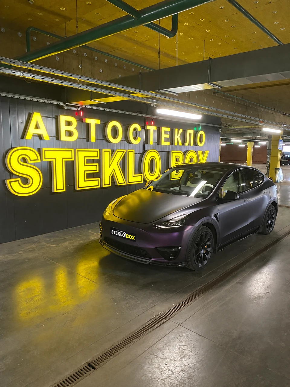 Автомобиль у фирменной вывески STEKLOBOX