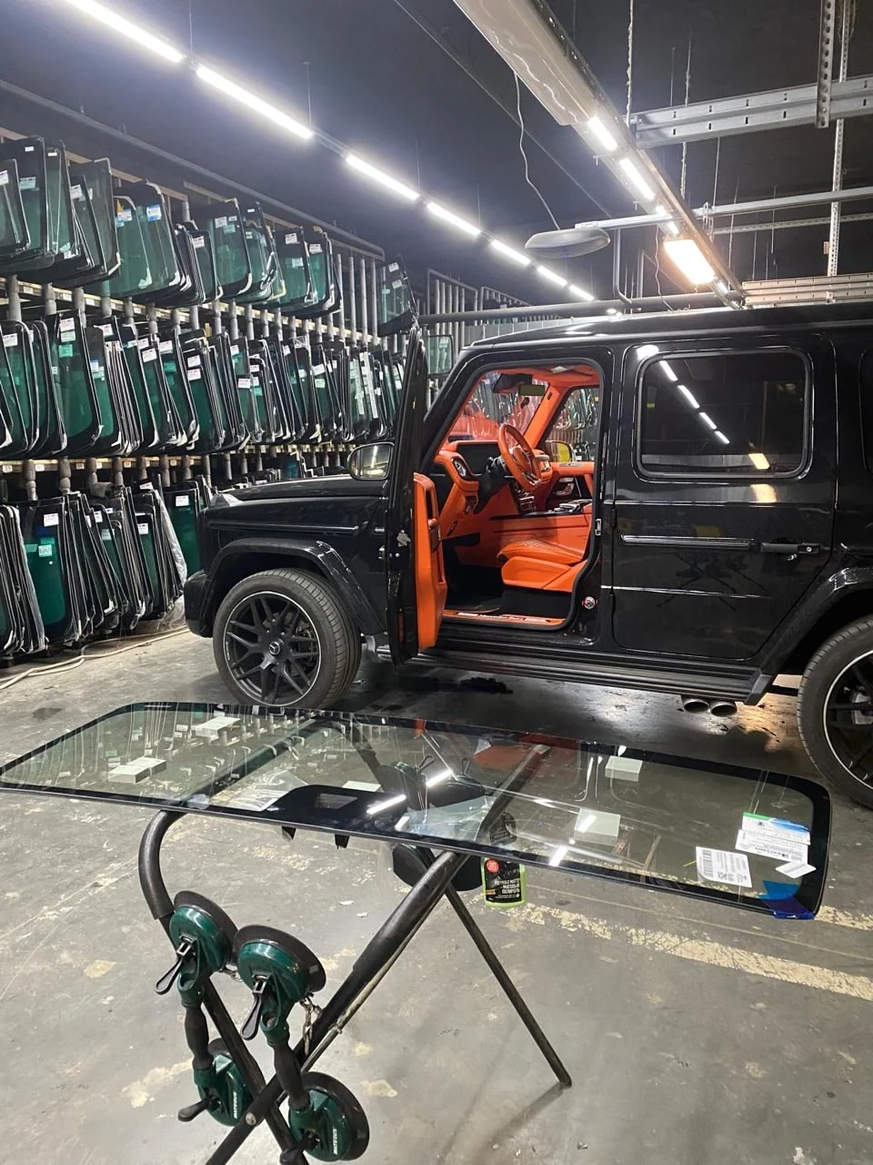 Mercedes в центре STEKLOBOX и подготовленное к установке стекло
