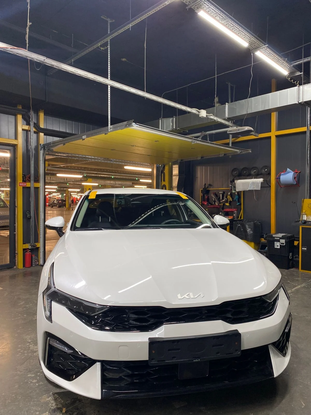 Kia после установки лобового стекла в центре STEKLOBOX