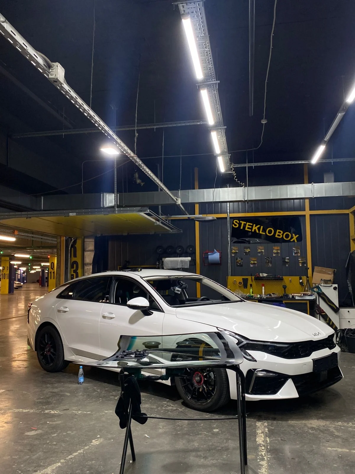 Kia и подготовленное к установке стекло в центре STEKLOBOX